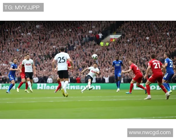 街头足球盛宴足球明星与球迷共舞激情瞬间